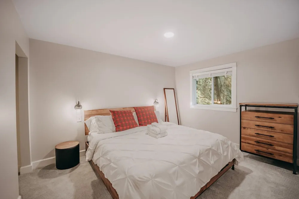 Snowline Cabin #69 - An Elegant Country Home! Sleeps 8