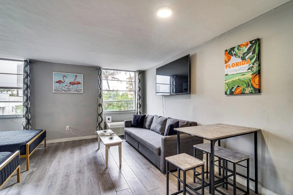 2 Blocks to Shore! Chic South Beach Studio