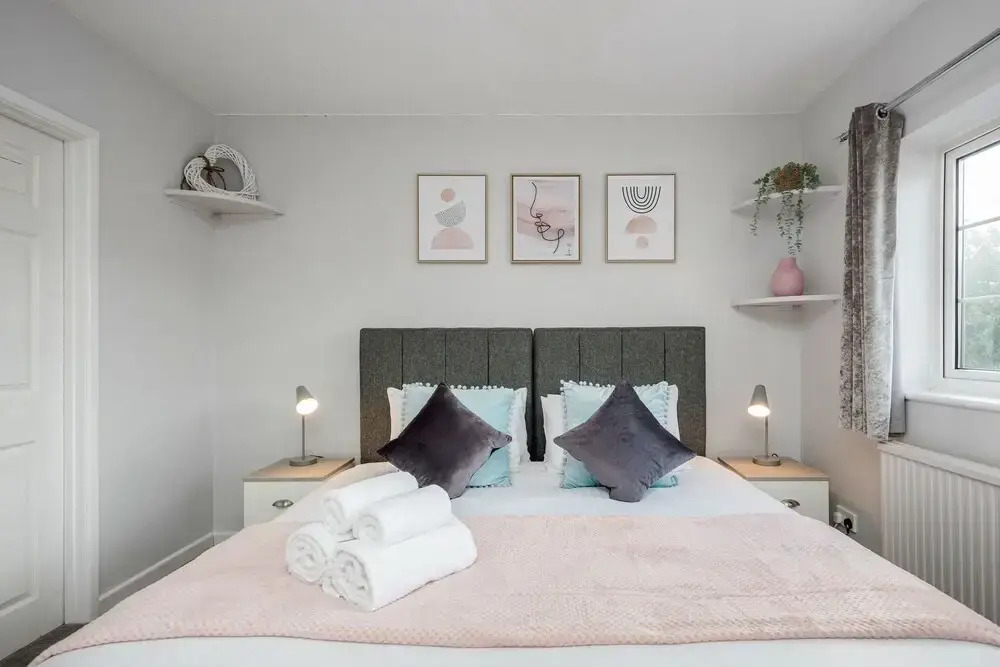 Ascot Pet Friendly 4 Bed House Parking