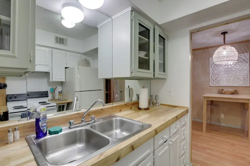 Dallas Condo w/ Pool Access - Walk to Knox Street!