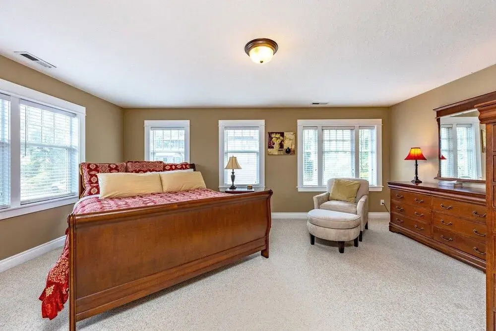 Lincoln House 4 Bedroom Home by RedAwning