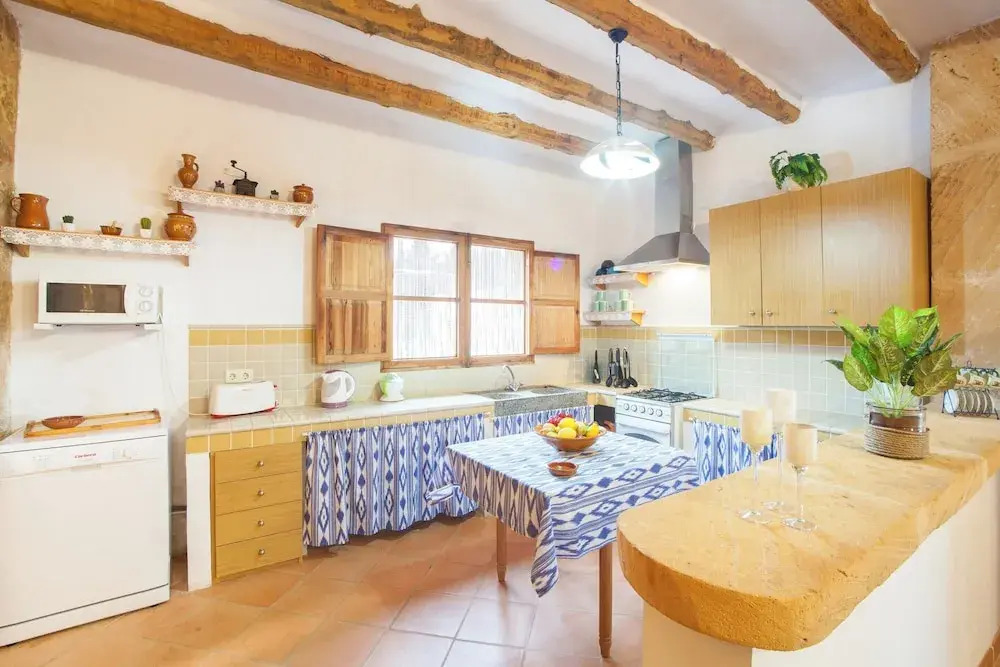 Villa in Manacor With Pool & Tennis Court