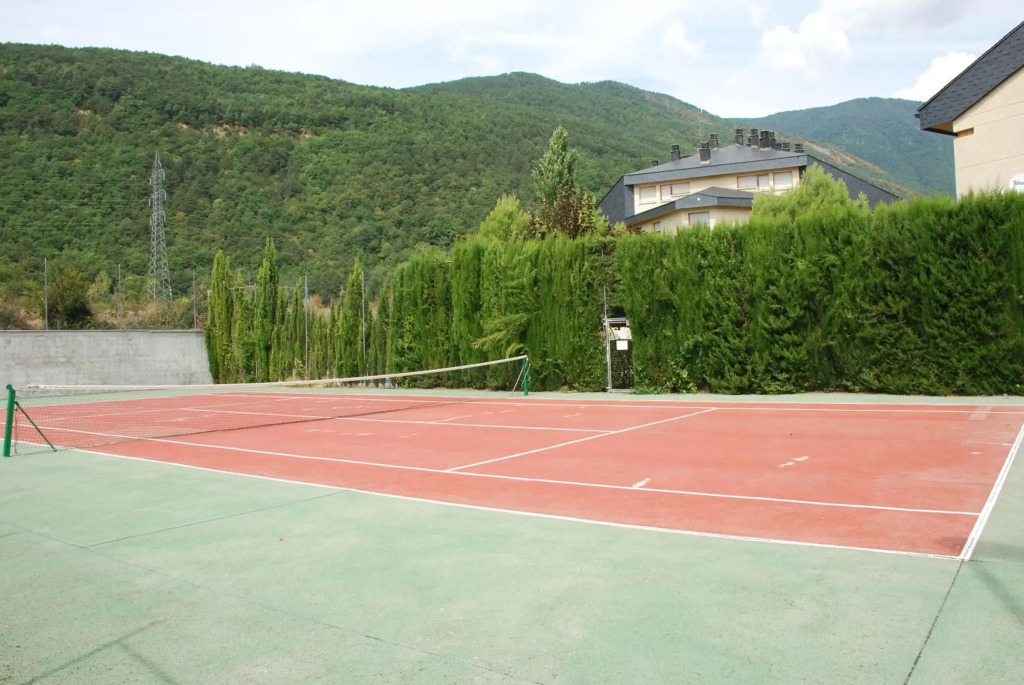 Atico en Biescas con Piscina, Tenis y Barbacoa