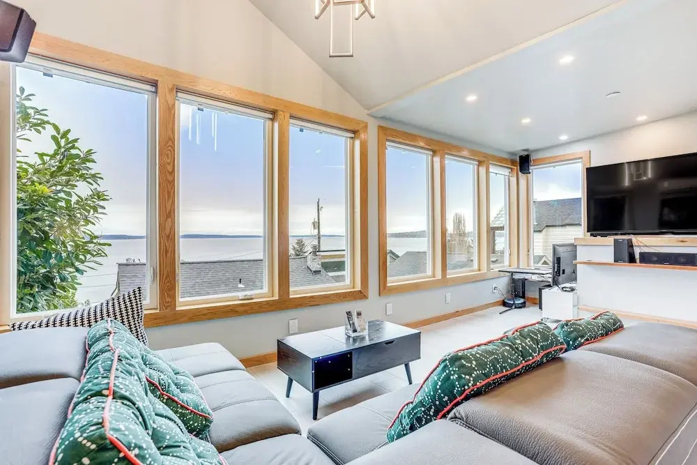 Seattle Sanctuary w/ Sweeping Views, Walk to Beach