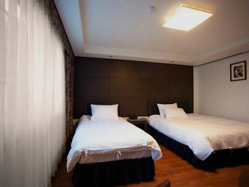 Tourist Hotel The Red