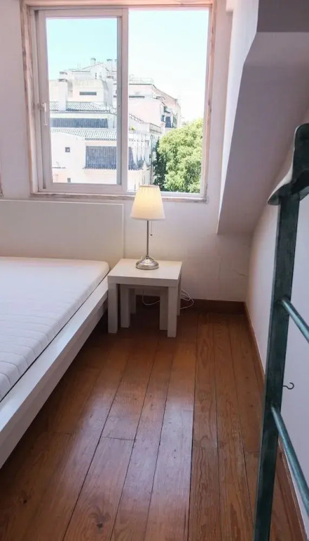 Quiet and Sunny central Lisbon apartment