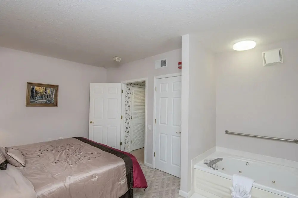 Colonial Crest Condo 104 by Heritage Cabin Rentals