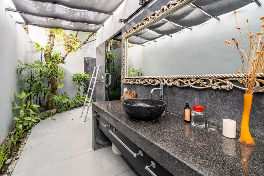 Serene 4br Seminyak Villa with Tropical