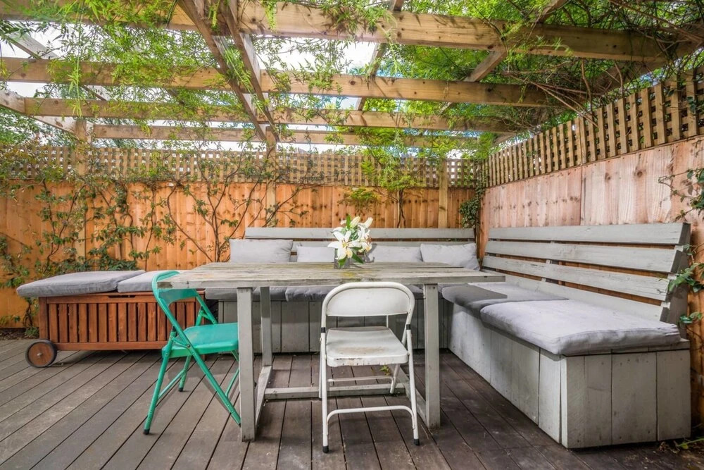 2BR Home in London W/terrace + Parking
