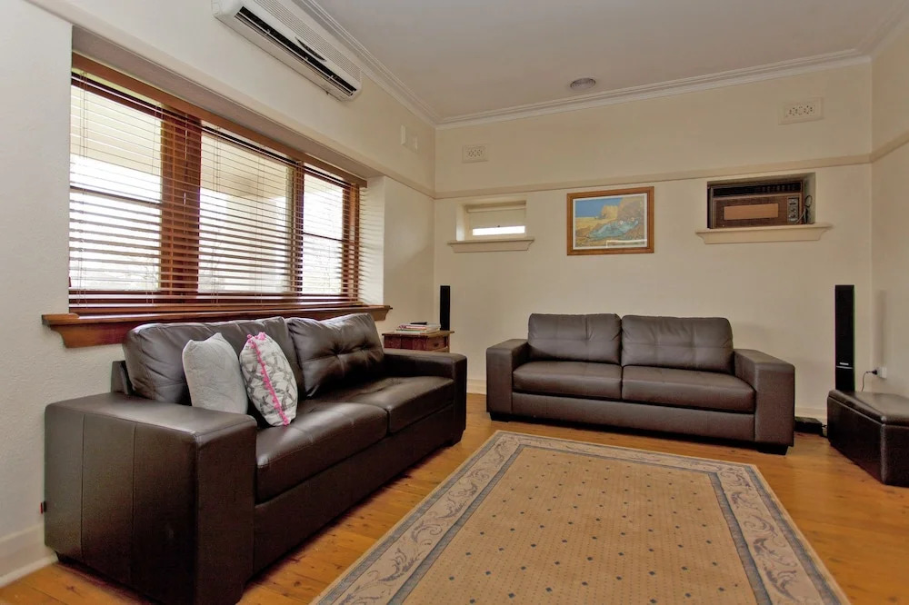 Red Brick Beauty - Central Cottage