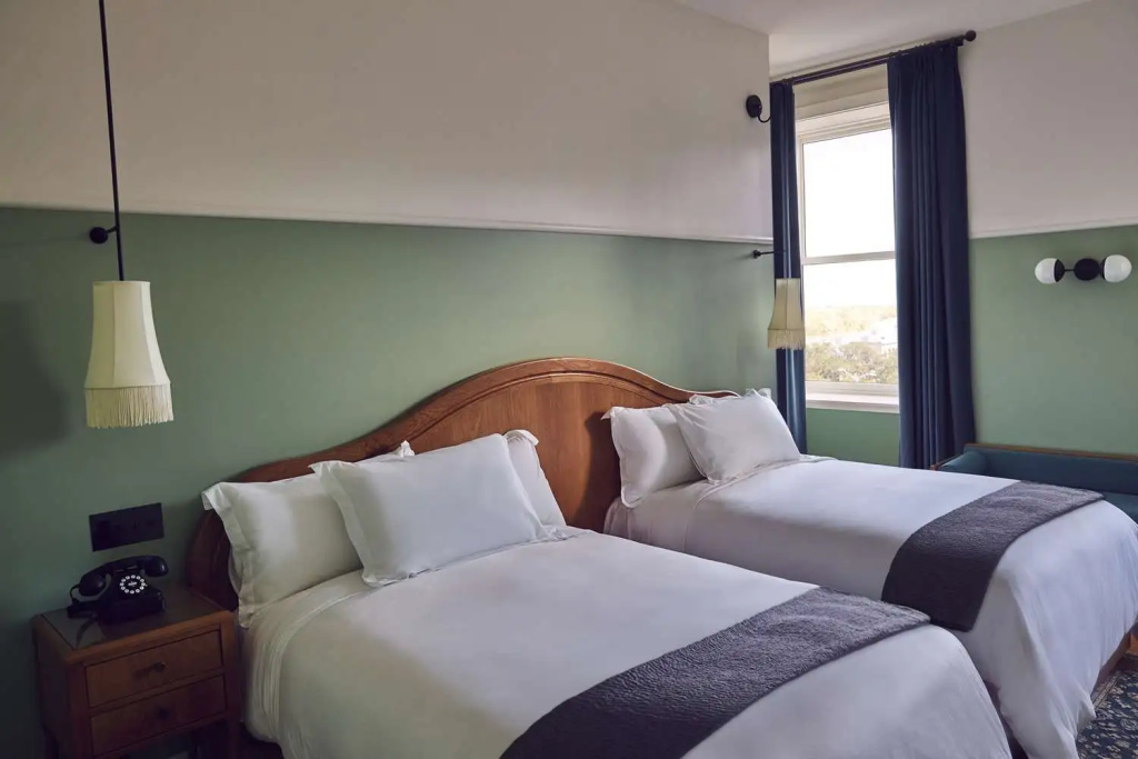 The Drayton Hotel Savannah, Curio Collection by Hilton