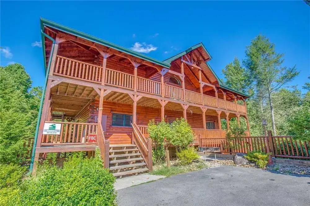 Hemlock Inn - Eight Bedroom Cabin