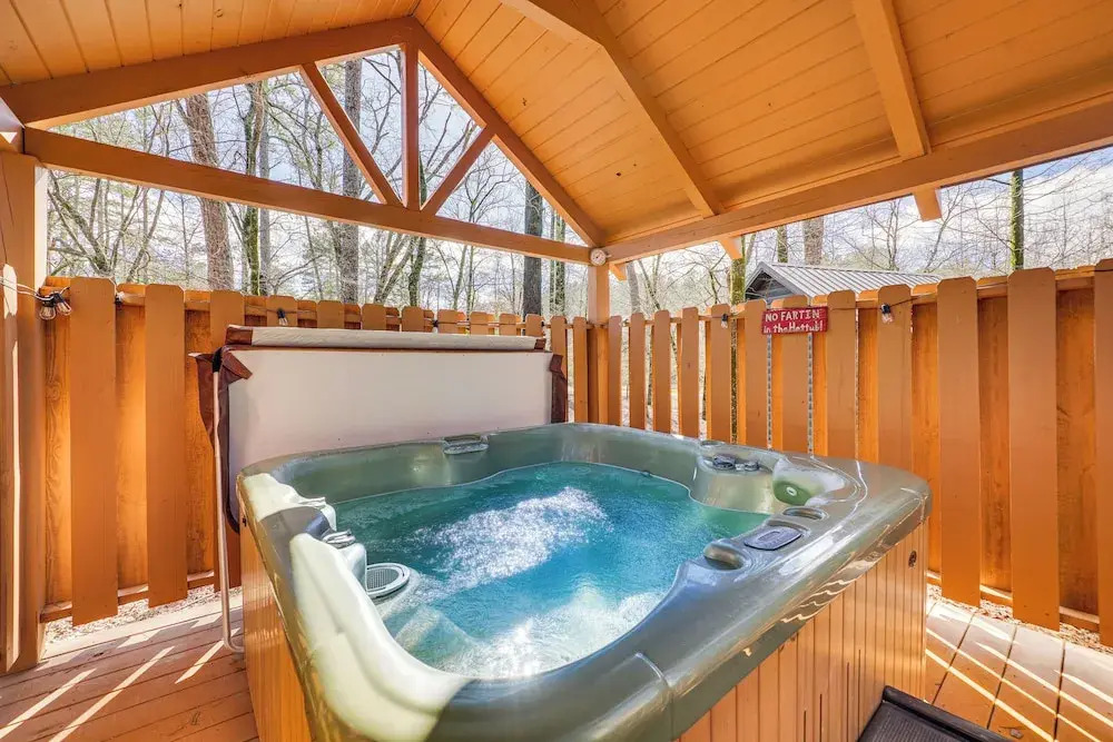 Broken Bow Cabin w/ Hot Tub ~ 5 Mi to State Park!