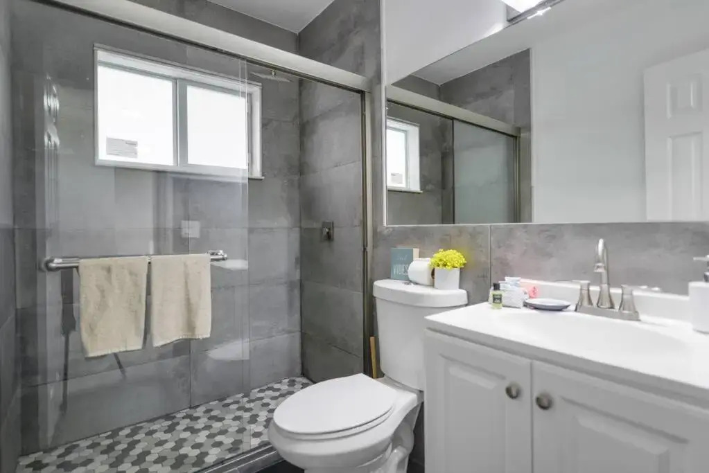 *Beautiful Family House 3 bd/2 bathrooms+backyard*