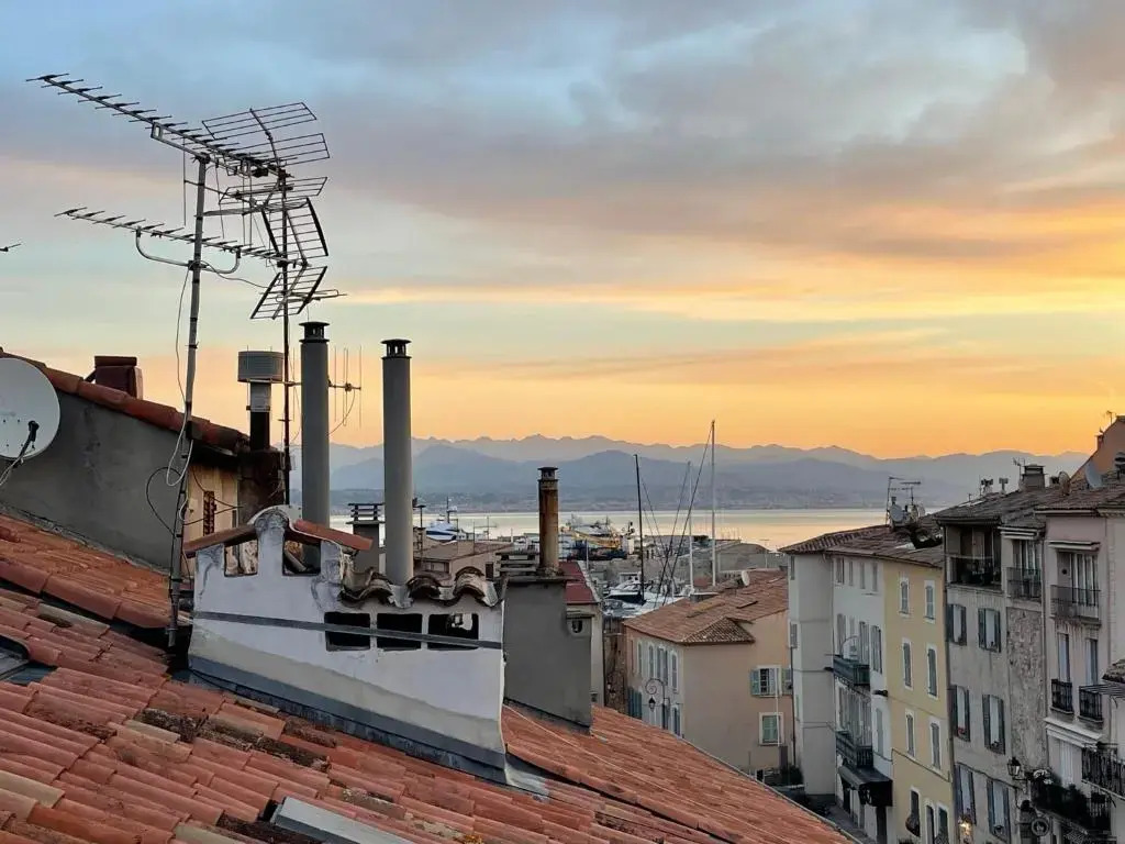 06M - Vieil Antibes beau duplex avec terrasse vue mer