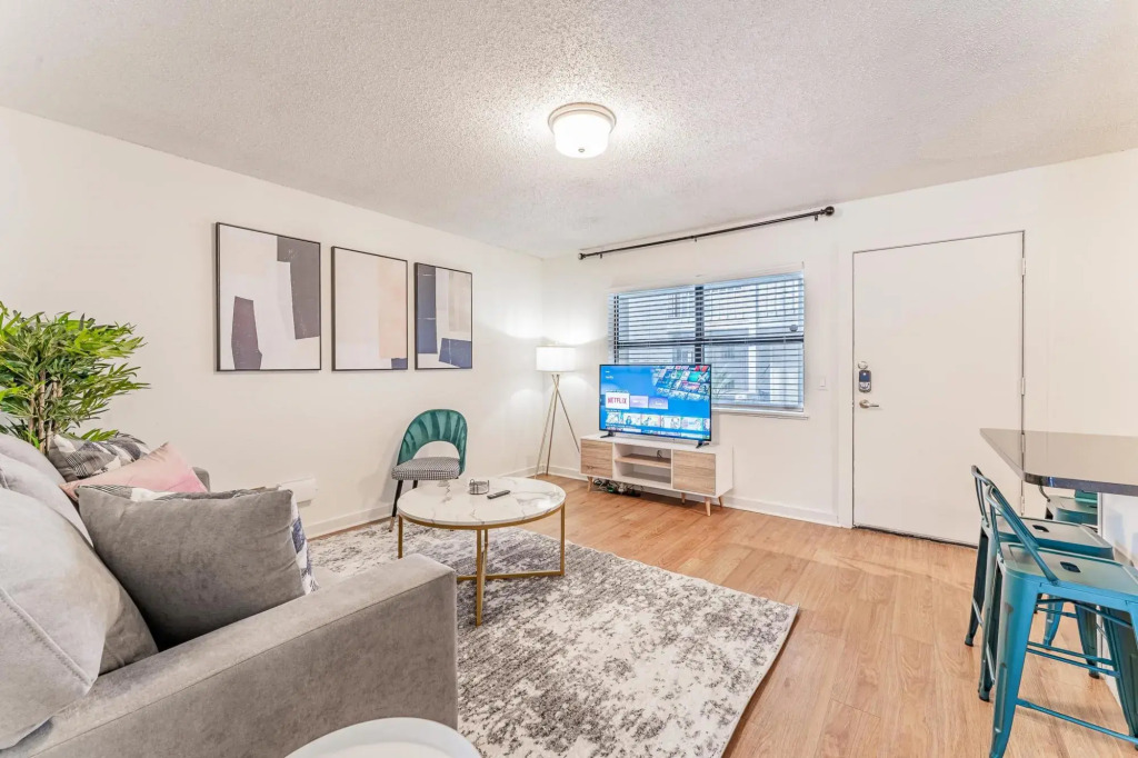Chic 2BR Near Triangle With King Beds Fast Wifi