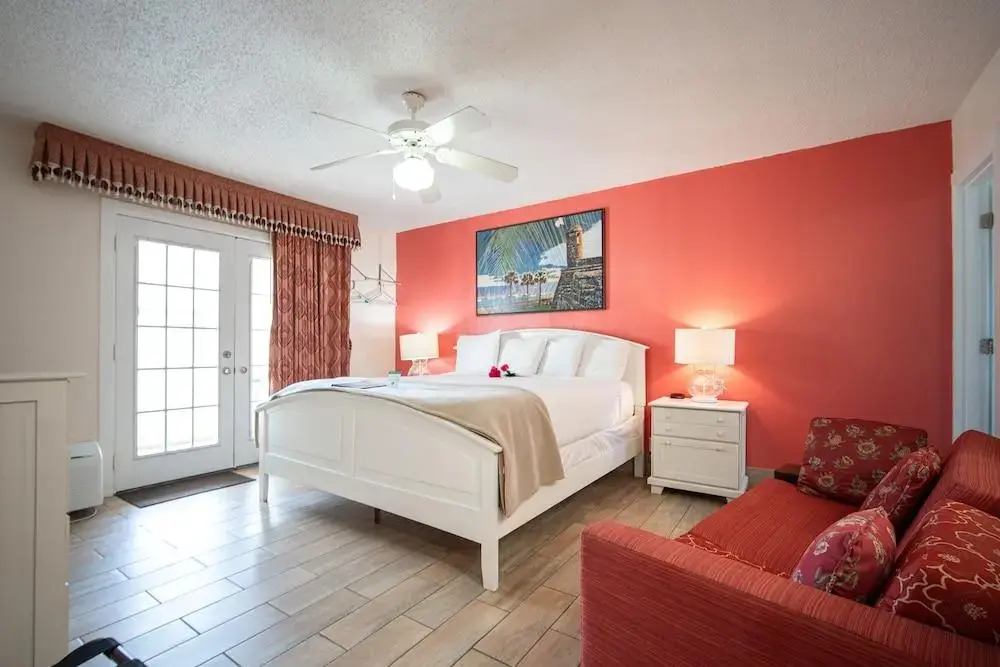 Island Sun Inn & Suites - Historic Venice & Beach Getaway