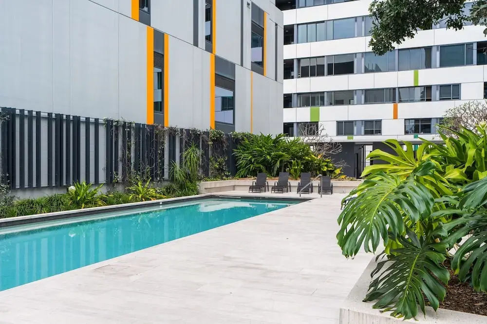 Chic 1 Bed Inner-city Retreat With Pool and Views