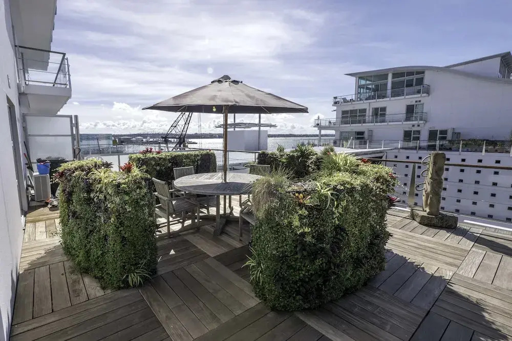 Seaview 1BR Apartment with Amazing Deck