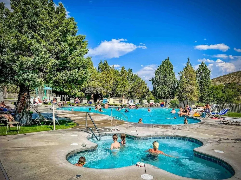 Spacious Outdoor Patio and Resort Amenities - Stylish Retreat