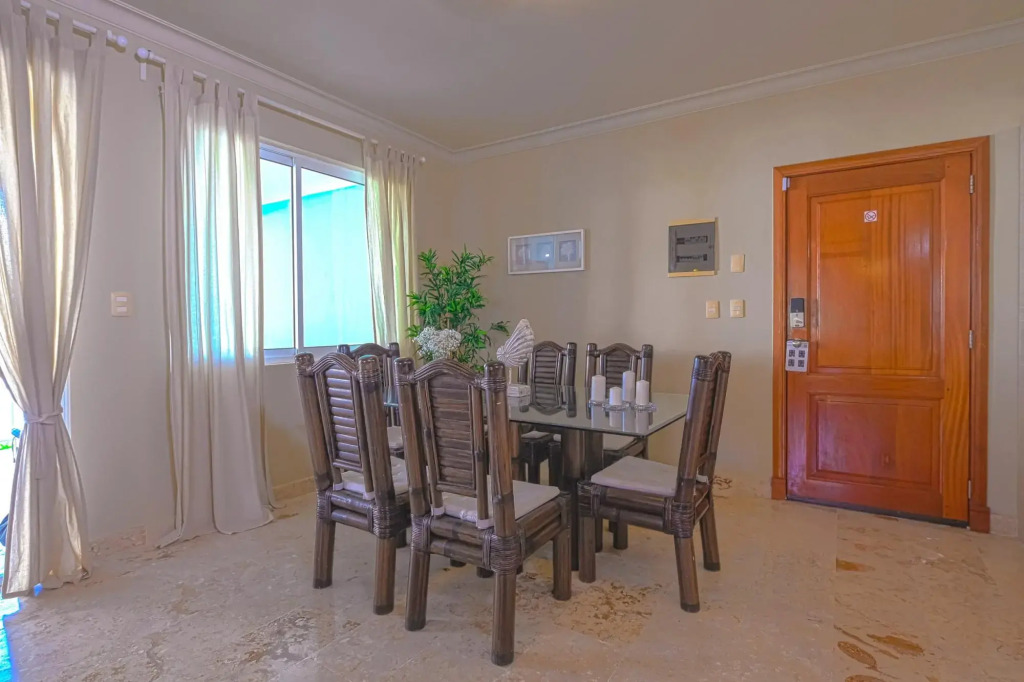 Gorgeous Playa Turquesa Pool Views Beach Apartment