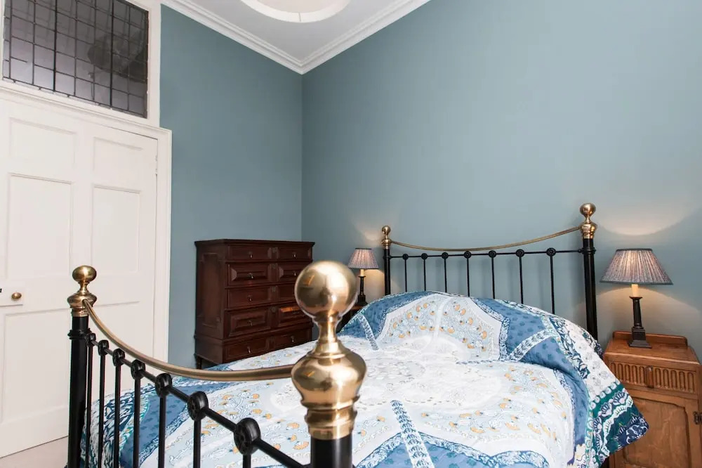 Central, Spacious 3BR Edinburgh Flat For 6