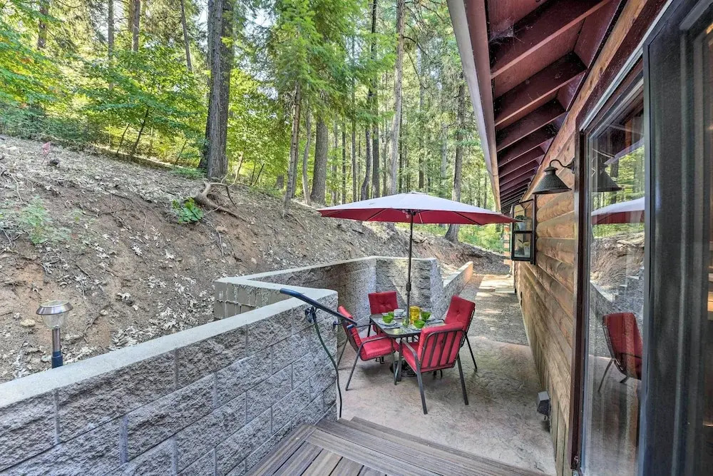 11 Mi to Apple Hill: Pollock Pines Resort Cabin