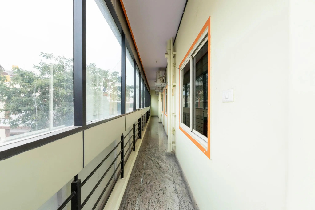 OYO 68738 Hotel Skv Residency