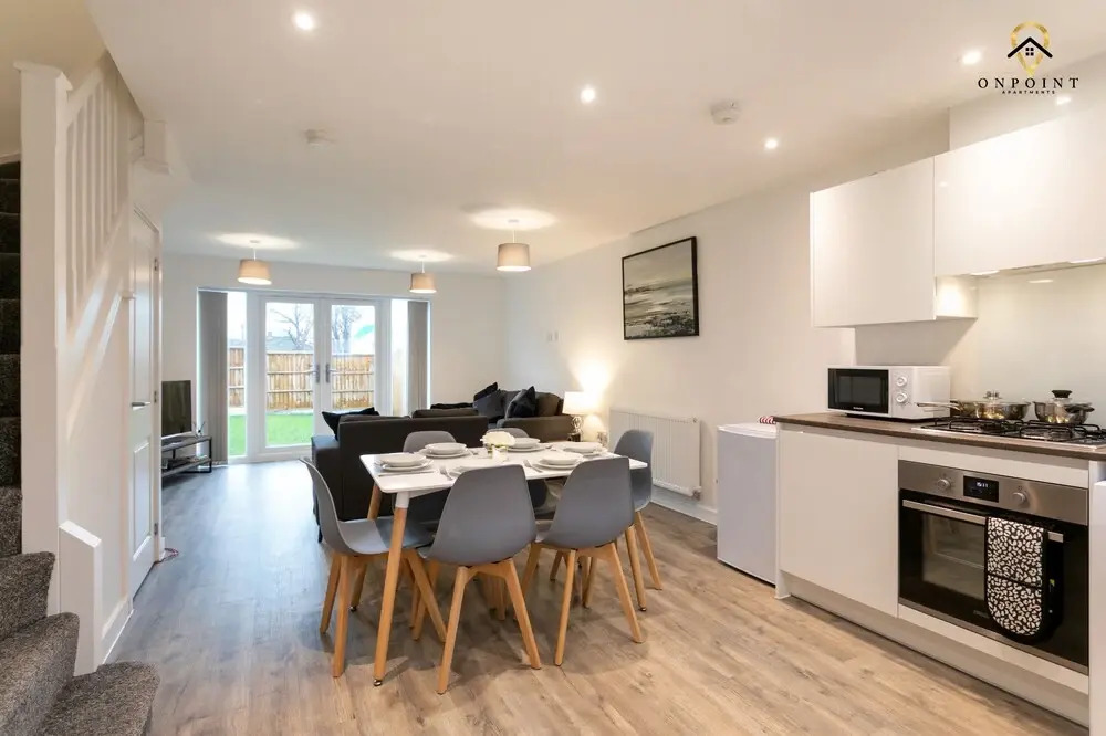 Spacious 3 Bed House with Parking & WiFi