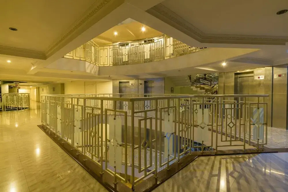 Airport Mansion