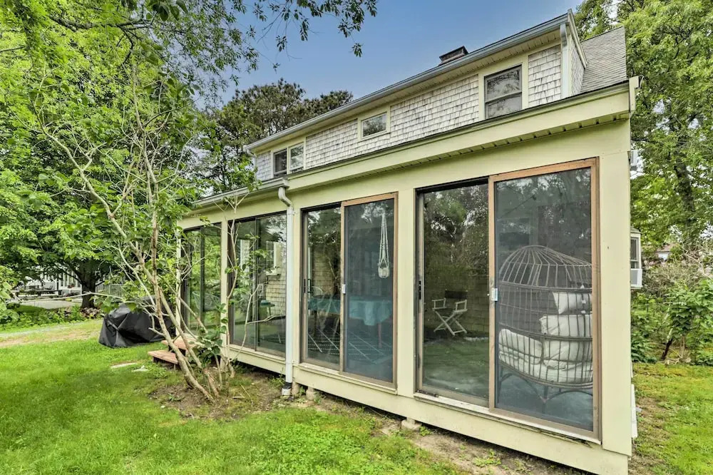 Walk to Main Street: Cozy Cottage in Hyannis