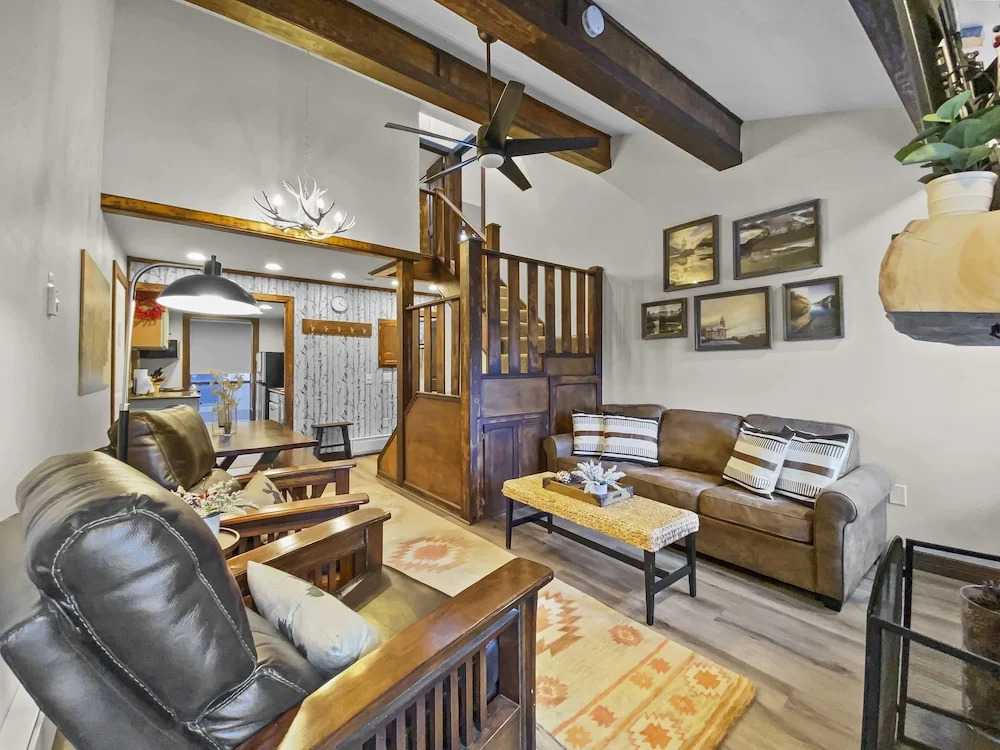 The Retreat 6 2 Bedroom Condo by RedAwning