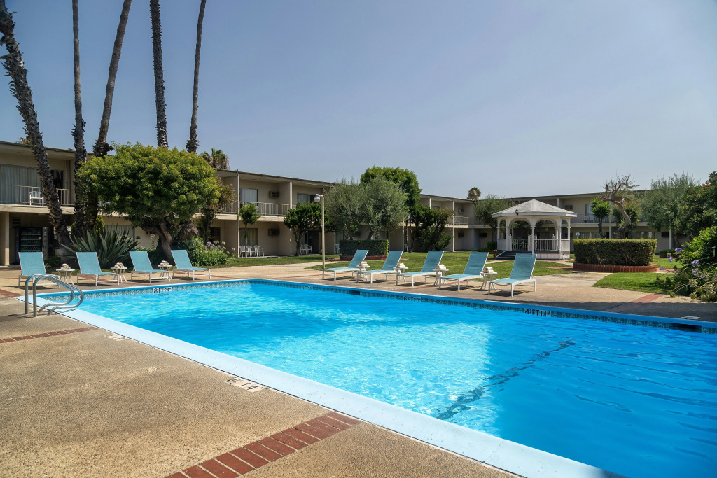 Golden Sails Hotel