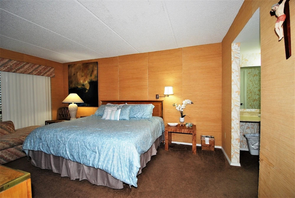 Summit Condo Unit #202 3 Bedroom Condo by RedAwning