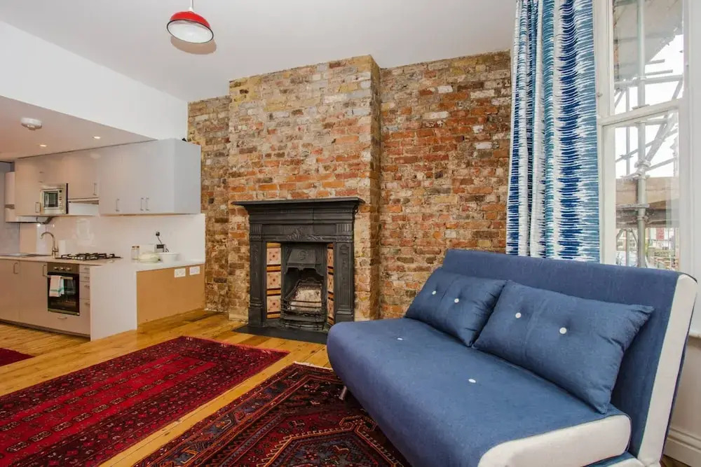 Spacious 1 Bedroom Apartment with Balcony Close to Tube