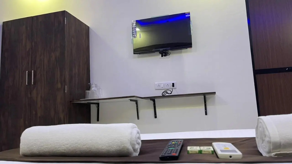 Hotel Plaza Rooms - Prabhadevi Dadar