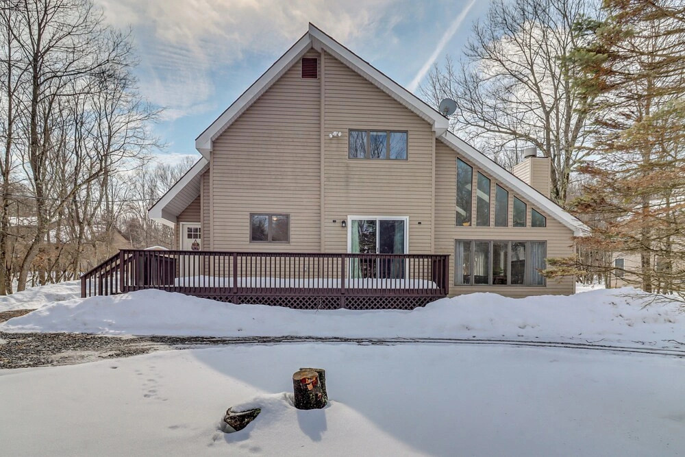 Contemporary House in Lakeside Community! Poconos