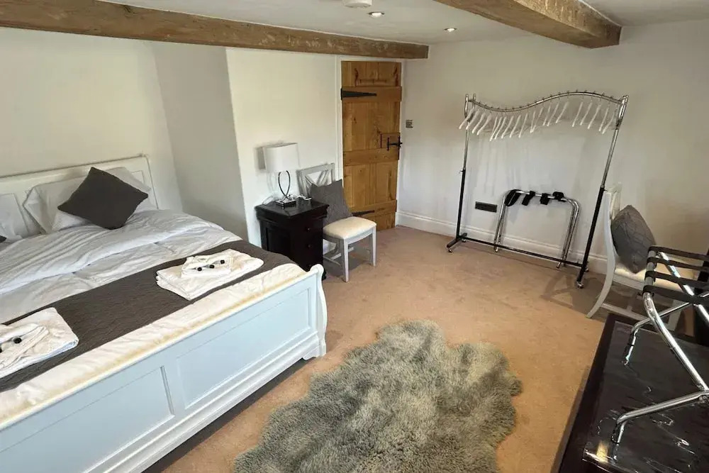 Farmhouse - Sleeps 6 - Near Alton Towers - Parking