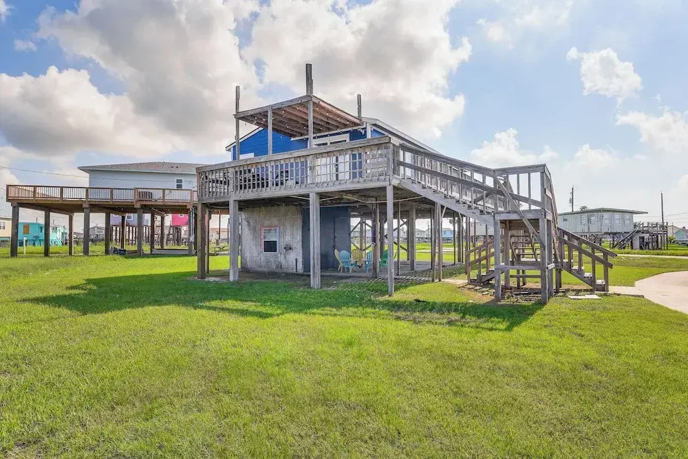 Walk to Sand: Surfside Beach Getaway w/ Deck