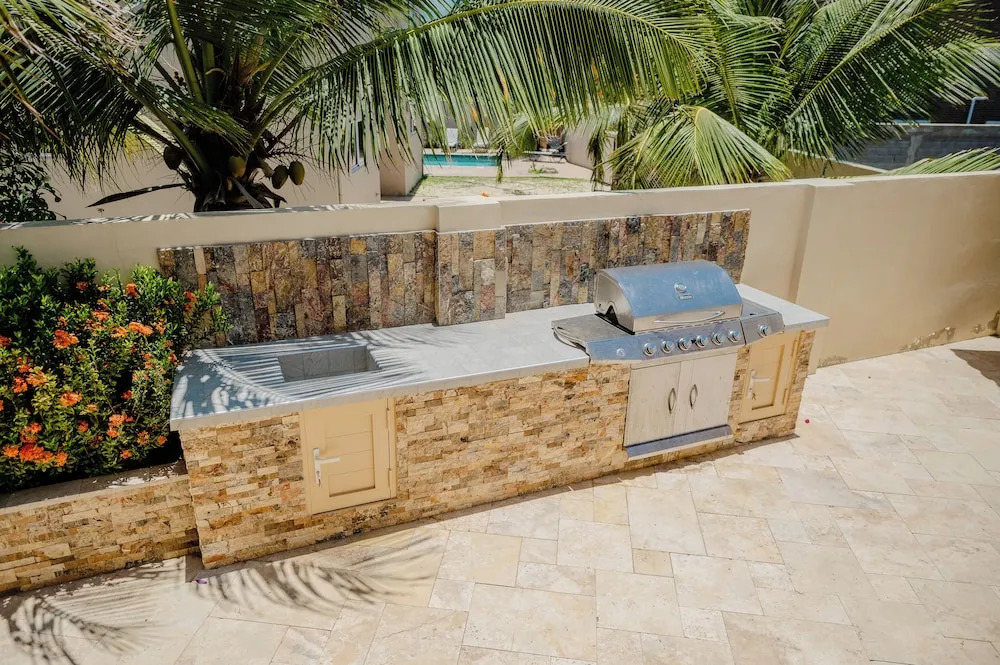 Spacious 4-bedroom Apartment 2 km From Eagle Beach - Dream Suites Aruba