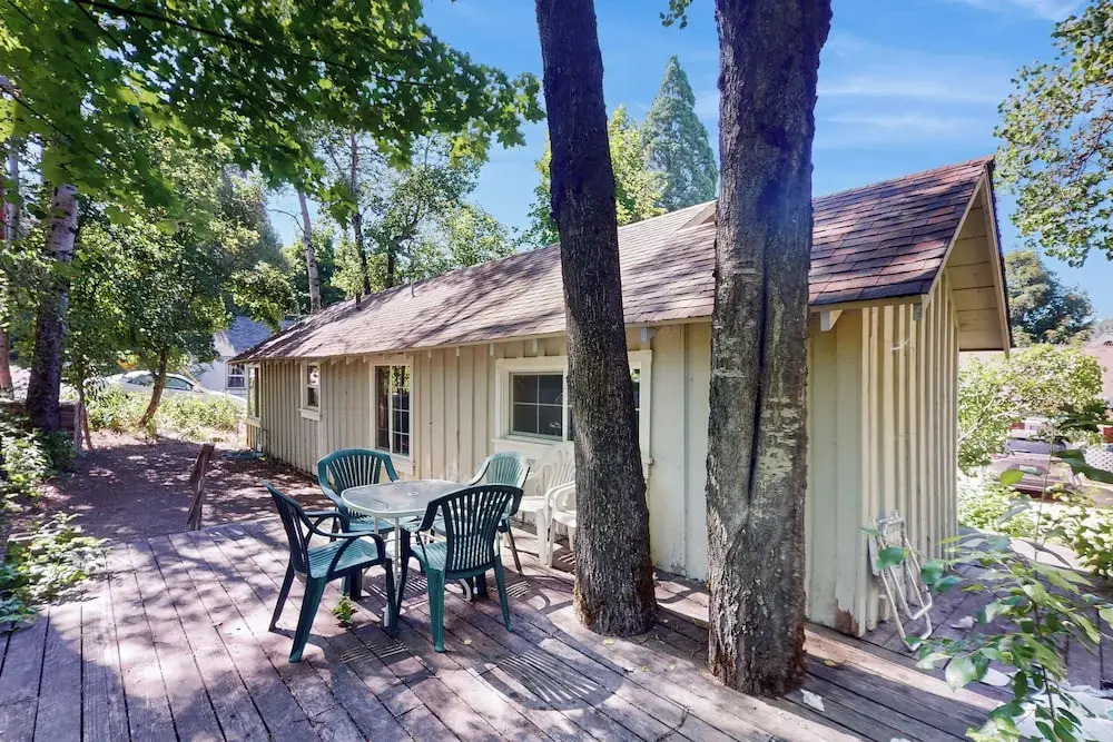 Walk to Town! Dog-friendly Quincy Getaway w/ Deck