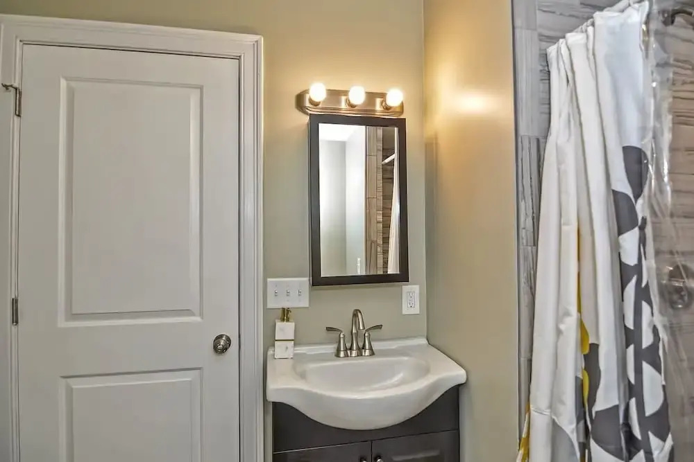 2br/1ba Near Paul Revere House by Domio