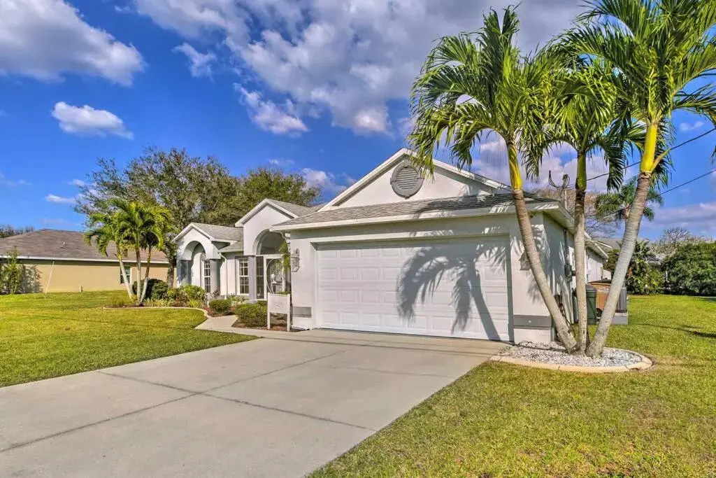 Sun-Dappled Cape Coral Oasis, 5 Mi to Beach!