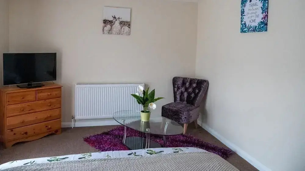 5 Bedroom Guesthouse in Quiet Cul-de-sac location.