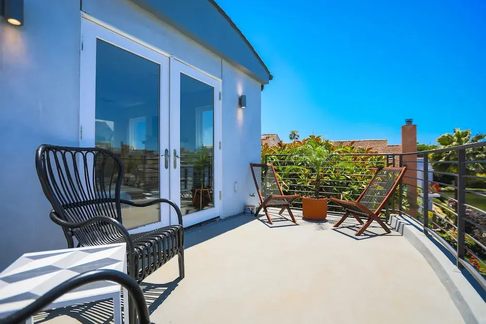 New Listing! Venice Canal-front W/ Pool, Near Beach 5 Bedroom Home