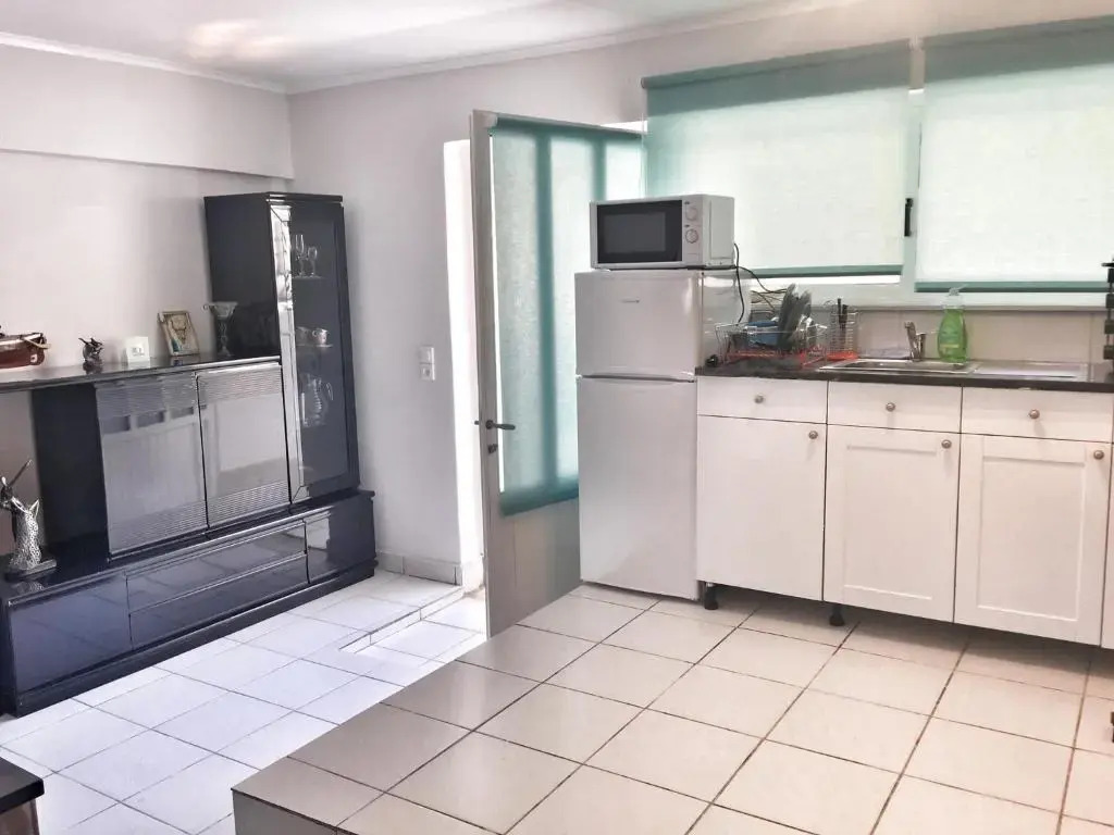 Renovated apt 100m from beach WiFi AC