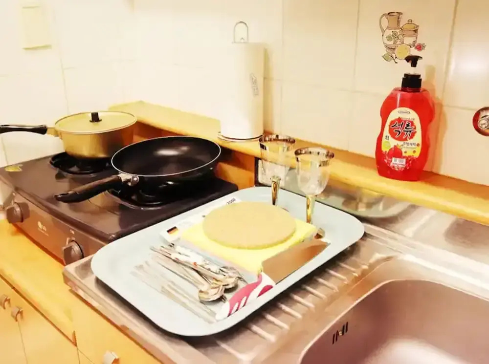 1sec from Hongdae SUB, Reliable room, wifi&Netflix