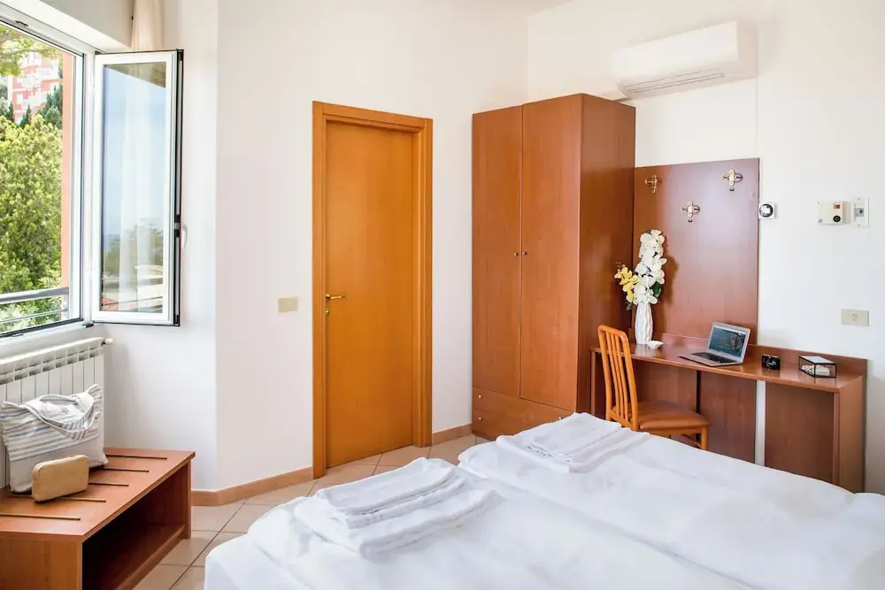 Hotel Tritone