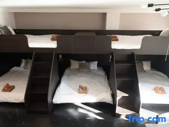 Shinjuku | Maximum 10ppl | Double×2　Semi-Double×3 | 3-minute walk from the station | 40sqm | 502