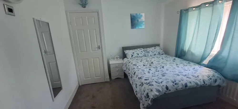 Spacious 3 Bed 2 Baths Free Wifi Central Location